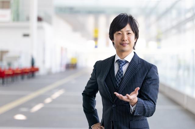 笑顔のスーツの男性