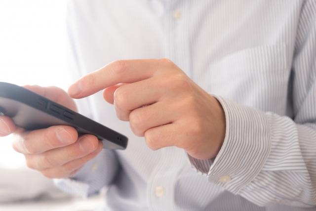 スマホを操作するビジネスマン
