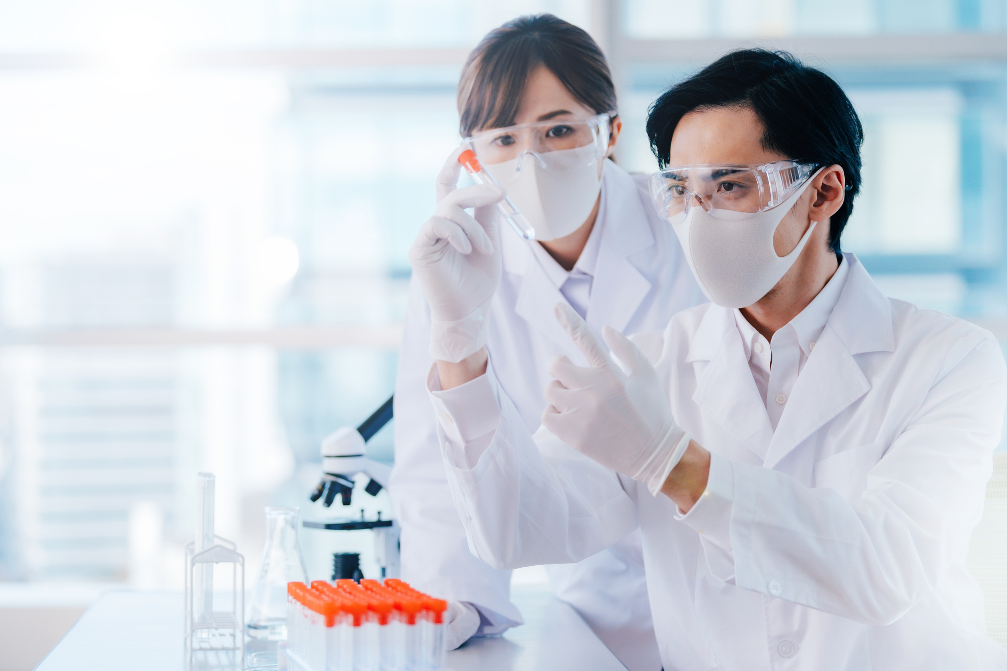 分析する検査員