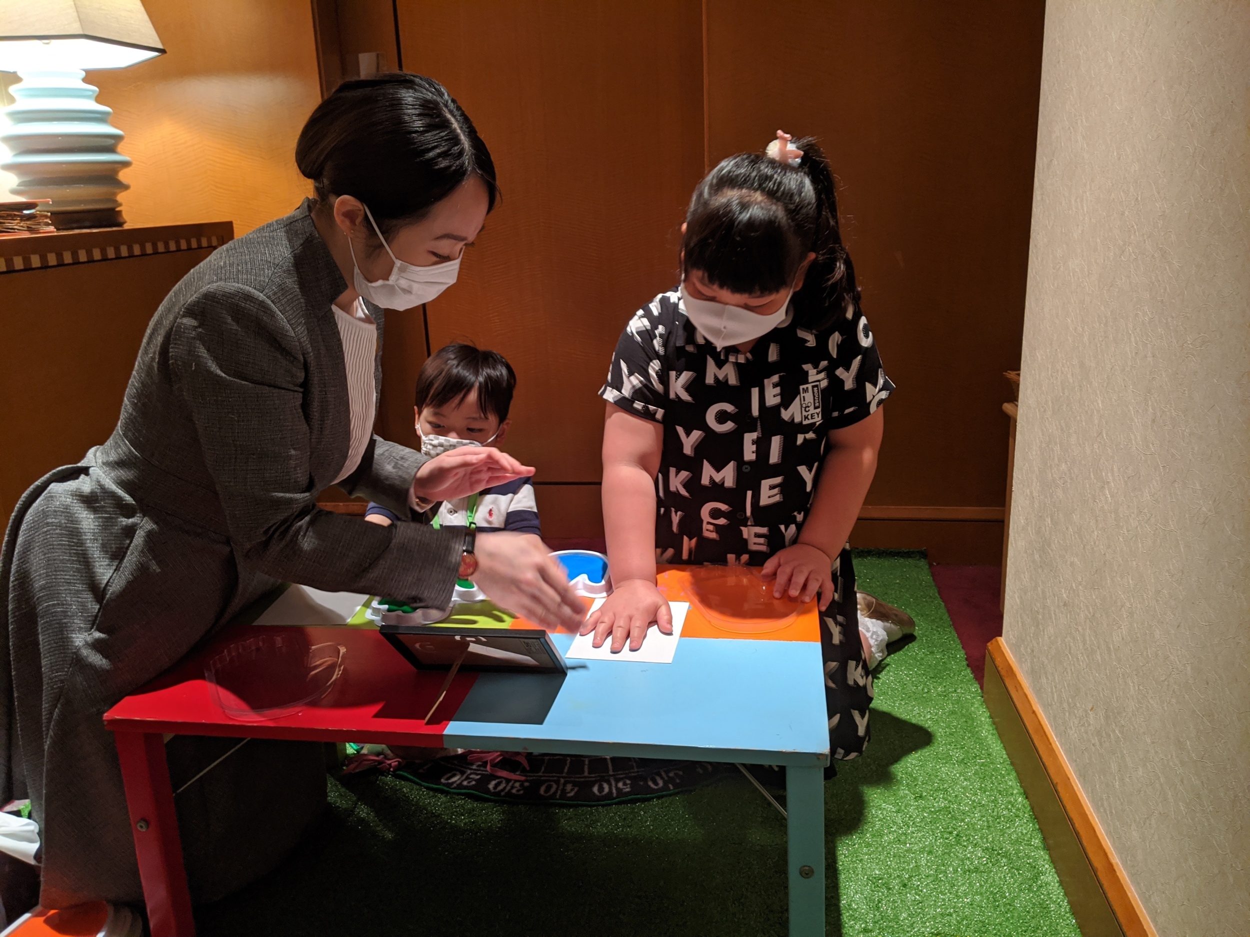 ホテルの女性スタッフと兄弟二人でスタンプ