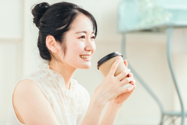 コーヒーを飲む女性