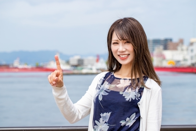 人差し指を立てる若い女性