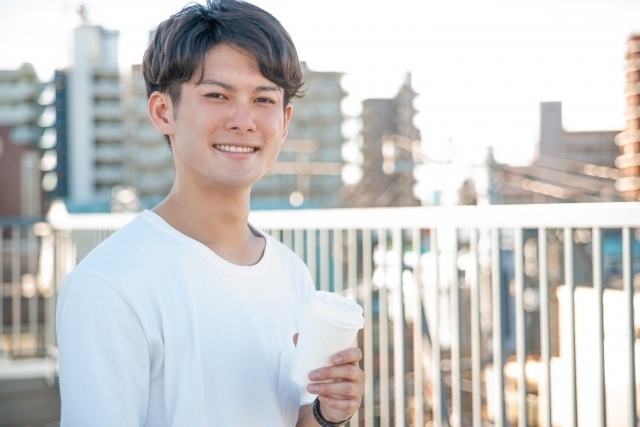 笑顔の若い男性
