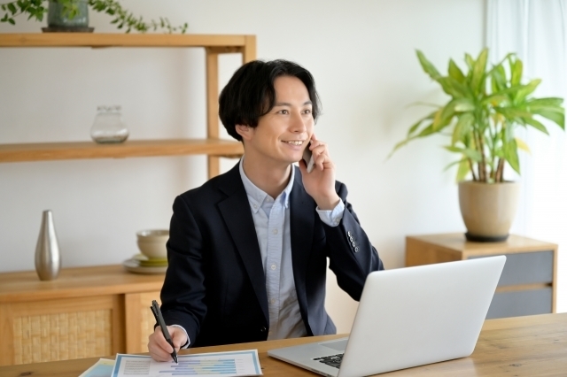 電話中のサラリーマン
