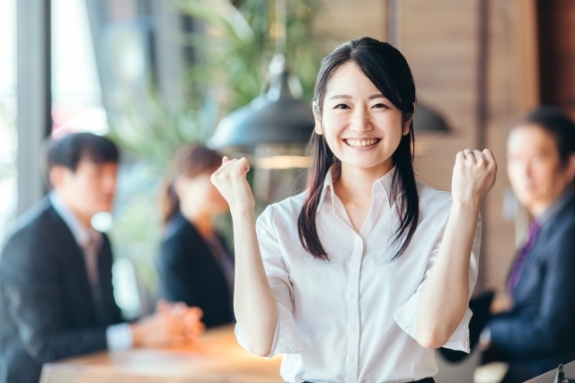 笑顔でガッツポーズの女性