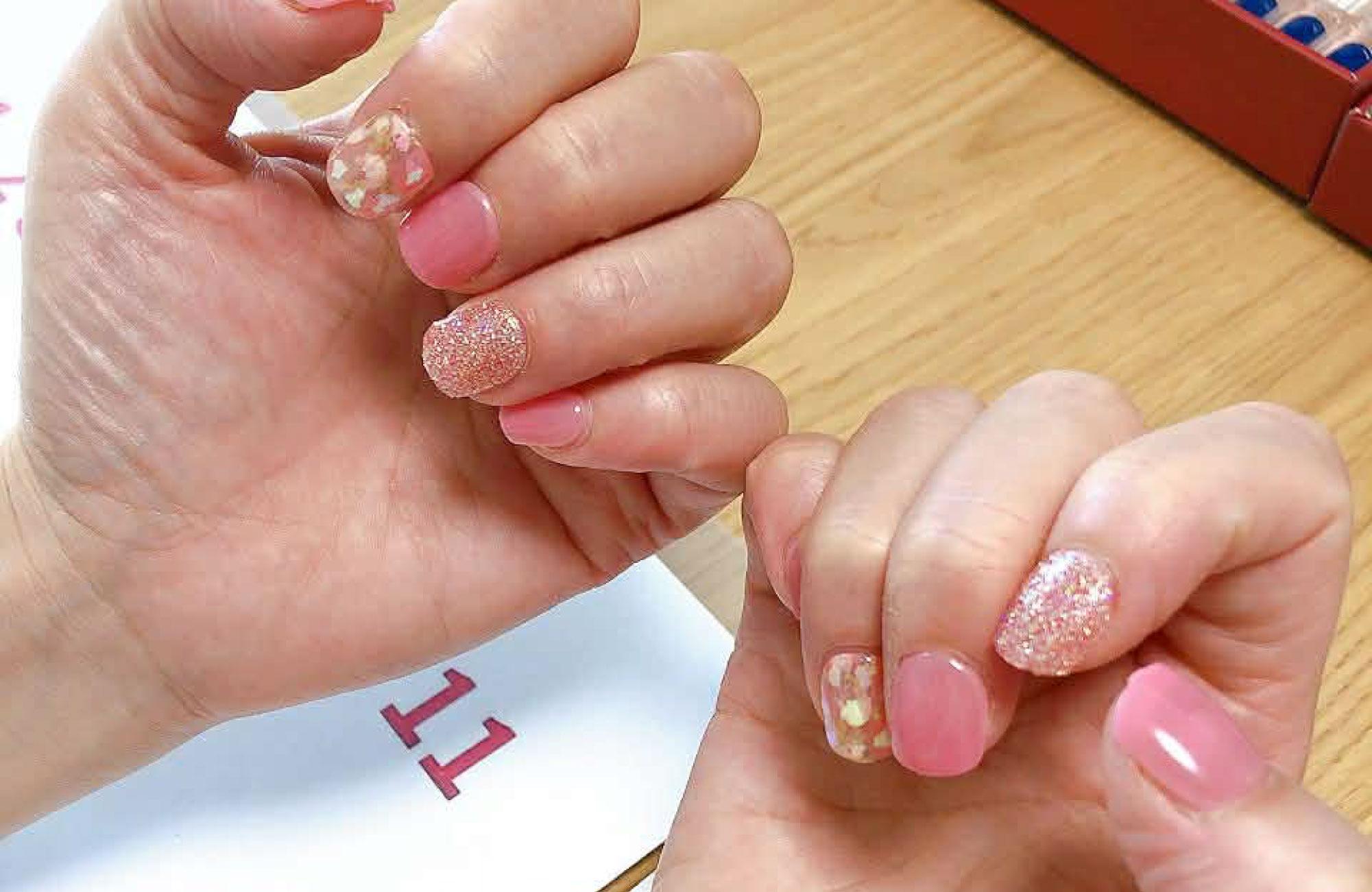 小平市ことばのアトリエ　ネイルチップワークショップ　ネイルチップをつけた手