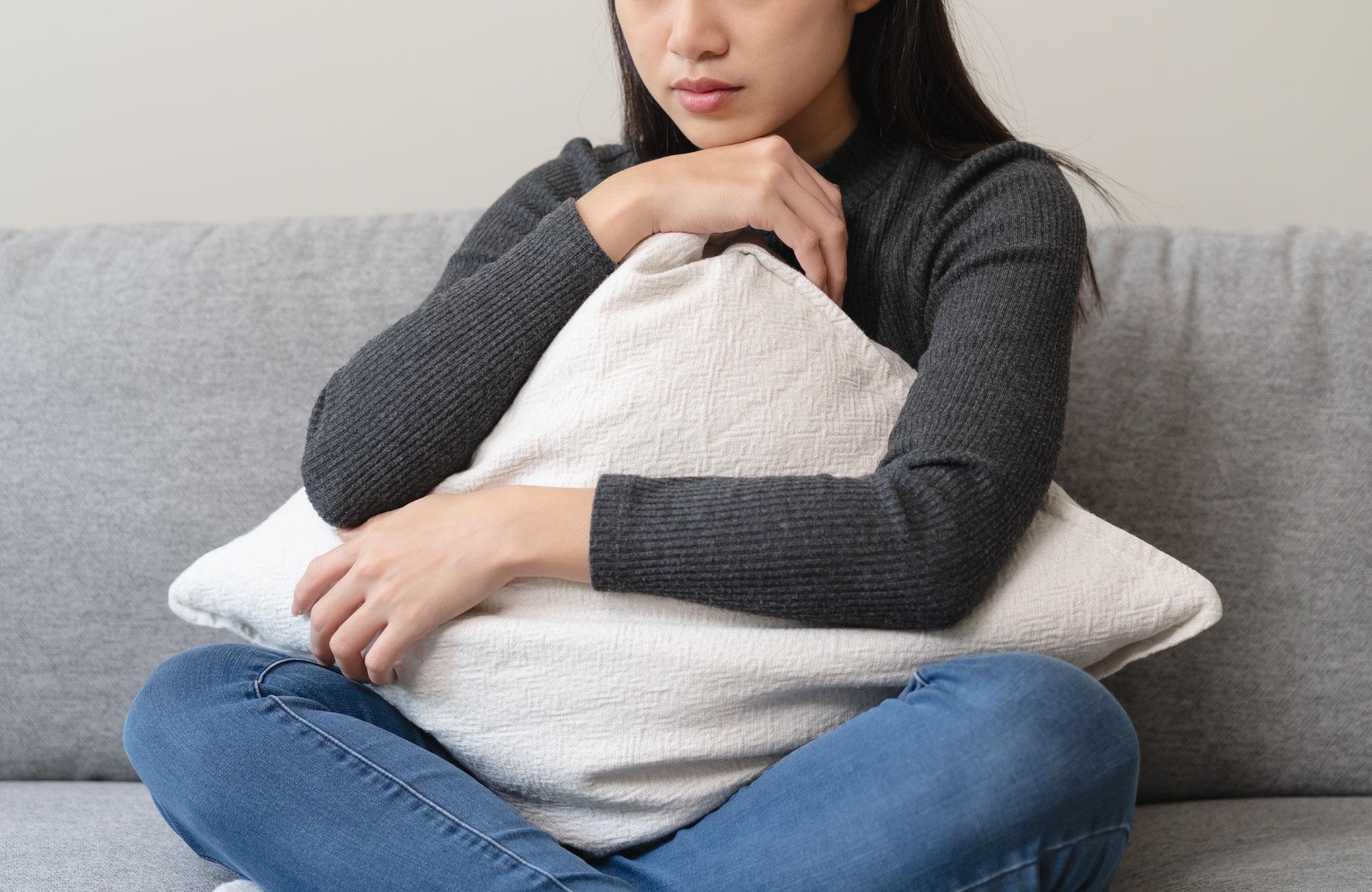 小平市ことばのアトリエ　ネイルチップワークショップ　悩む女性　ネイルをしたいけど諦めた人