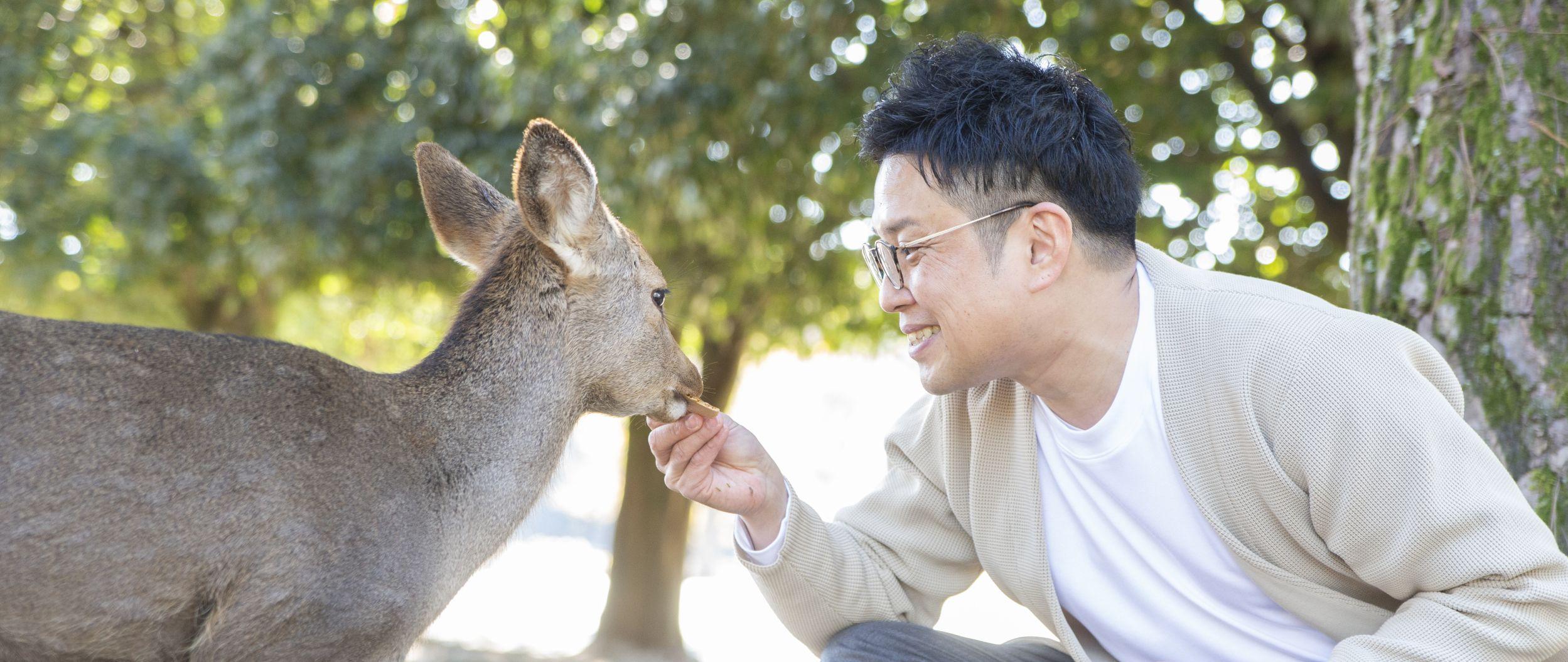 FPオフィス　未来製作所｜代表：川田、奈良公園で鹿と戯れる写真