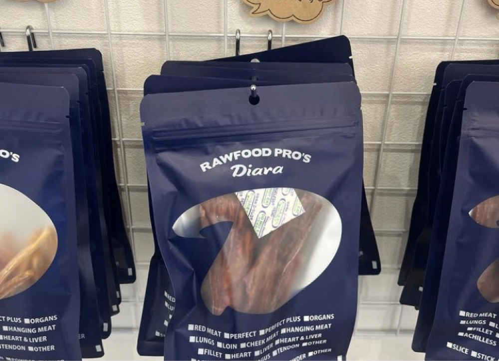 わんちゃんのために作られた「馬肉」を使用したローフード食材です。