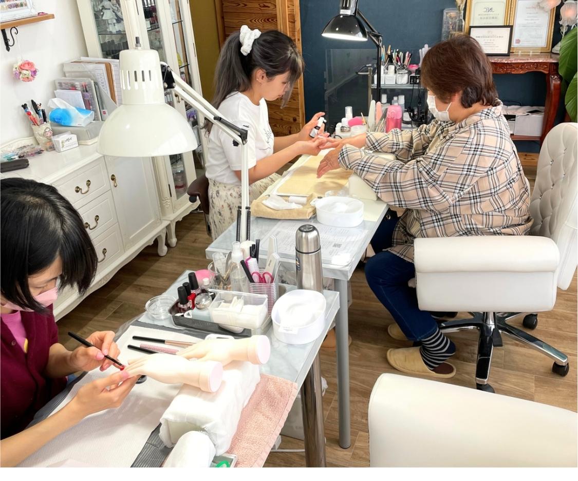 40代以上の方も安心な幅広い年齢層のスクール風景