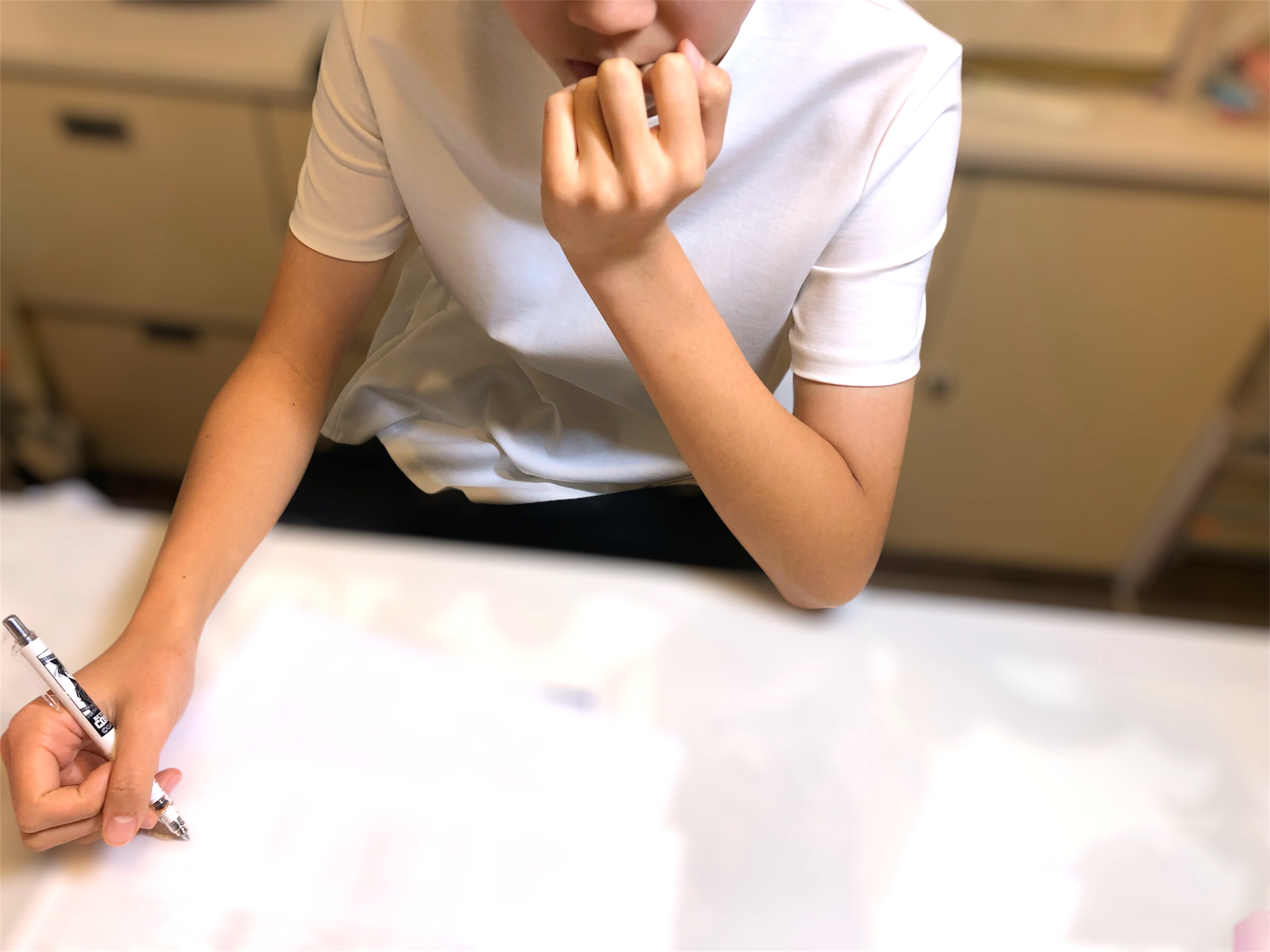 爪を嚙む人