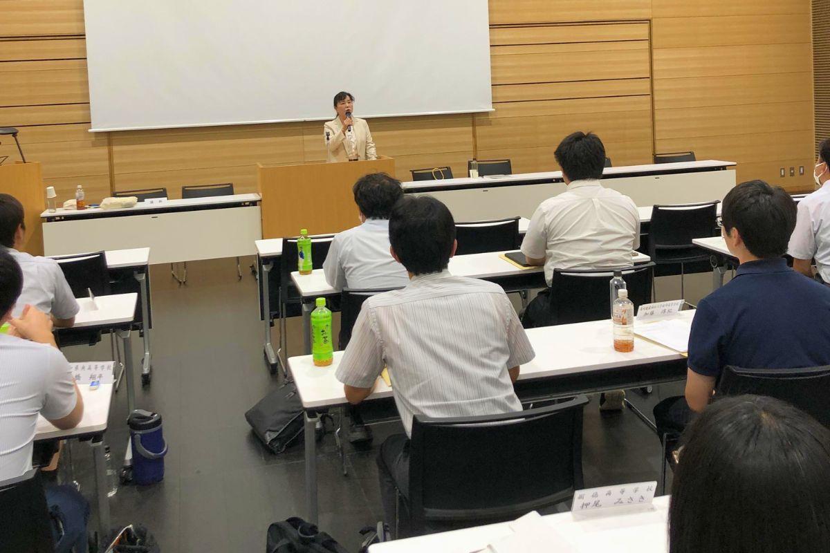 私立学校での中堅教員のための研修風景