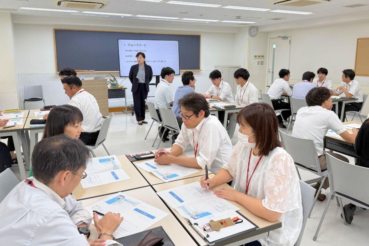 専門学校でのカスタマーハラスメント研修の風景