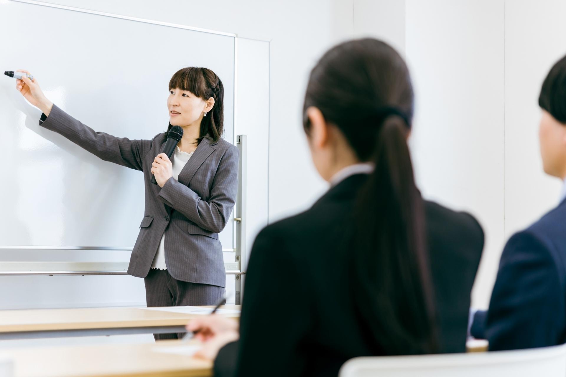 学校・教育現場向け学級経営研修を受講する教員の様子