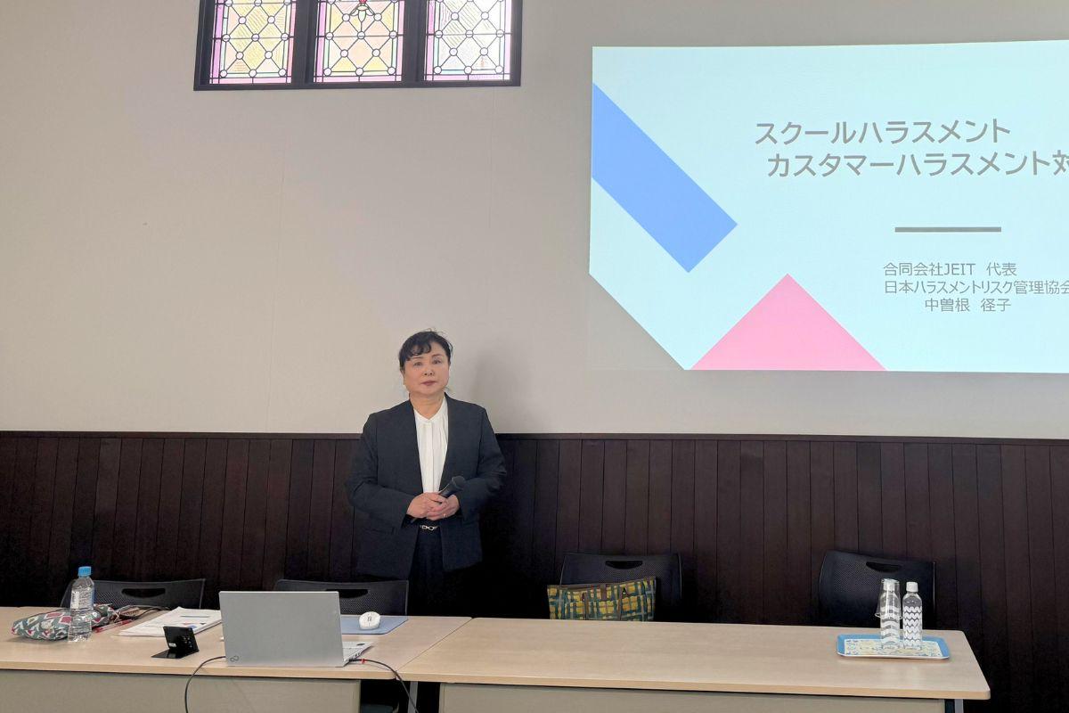 小学校でのコンプライアンス・カスハラ研修の様子