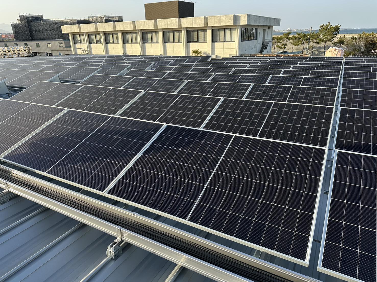 陸屋根太陽光パネル施工写真2