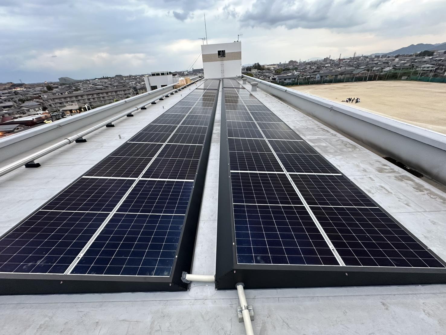 陸屋根太陽光パネル施工写真1