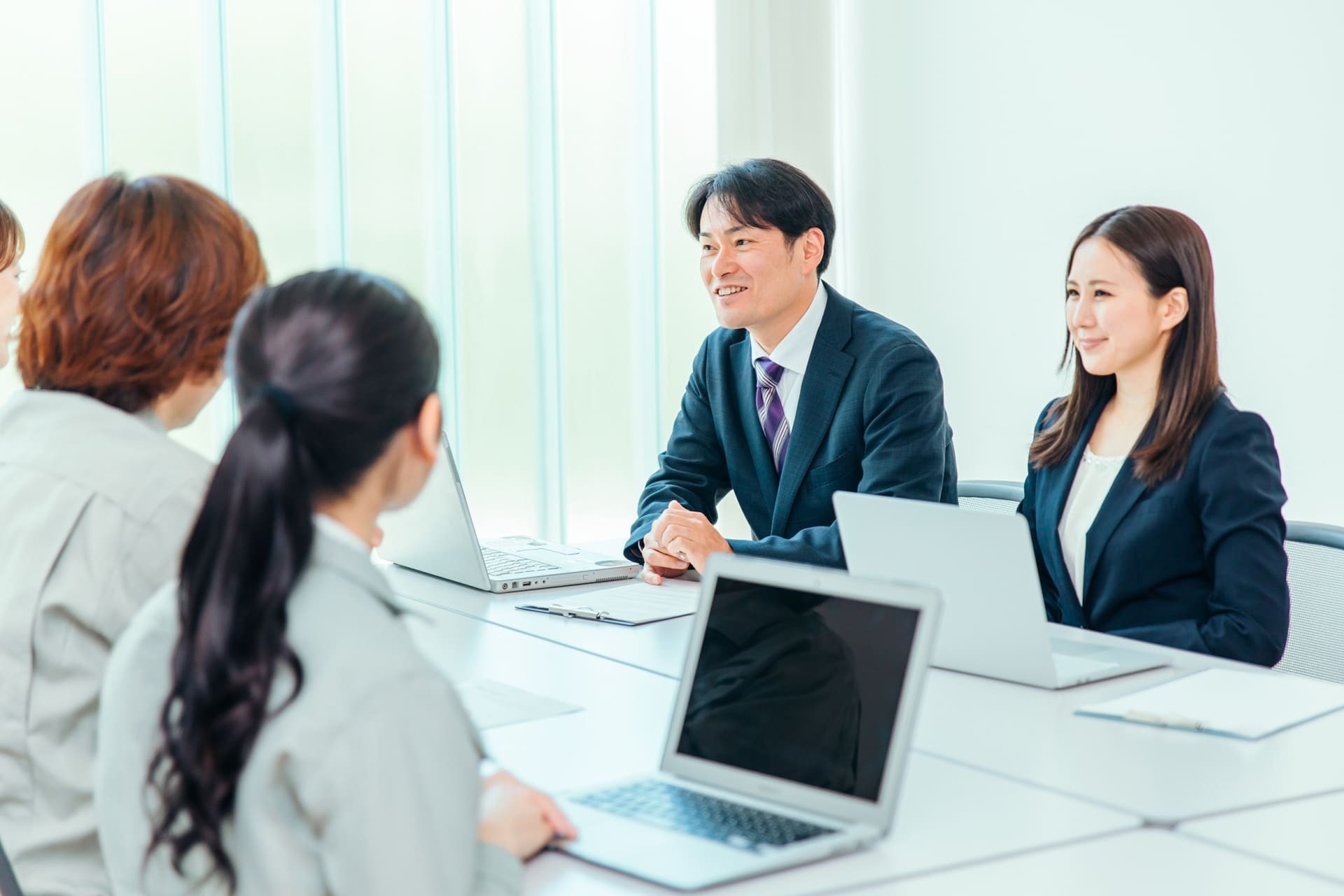 有料職業紹介事業者と面談をする運送事業者のイメージ画像