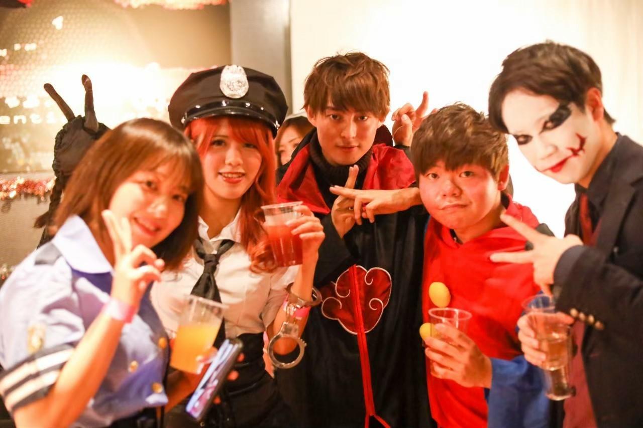 福岡BIGクリスマスパーティーの数人の男女