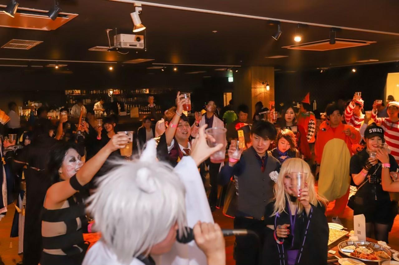 福岡BIGクリスマスパーティーの数人の男女