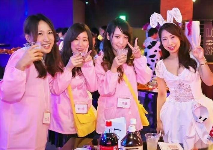 福岡のクリスマスパーティーを楽しむ男女