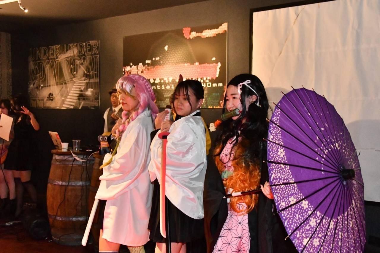 福岡BIGクリスマスパーティーの数人の男女