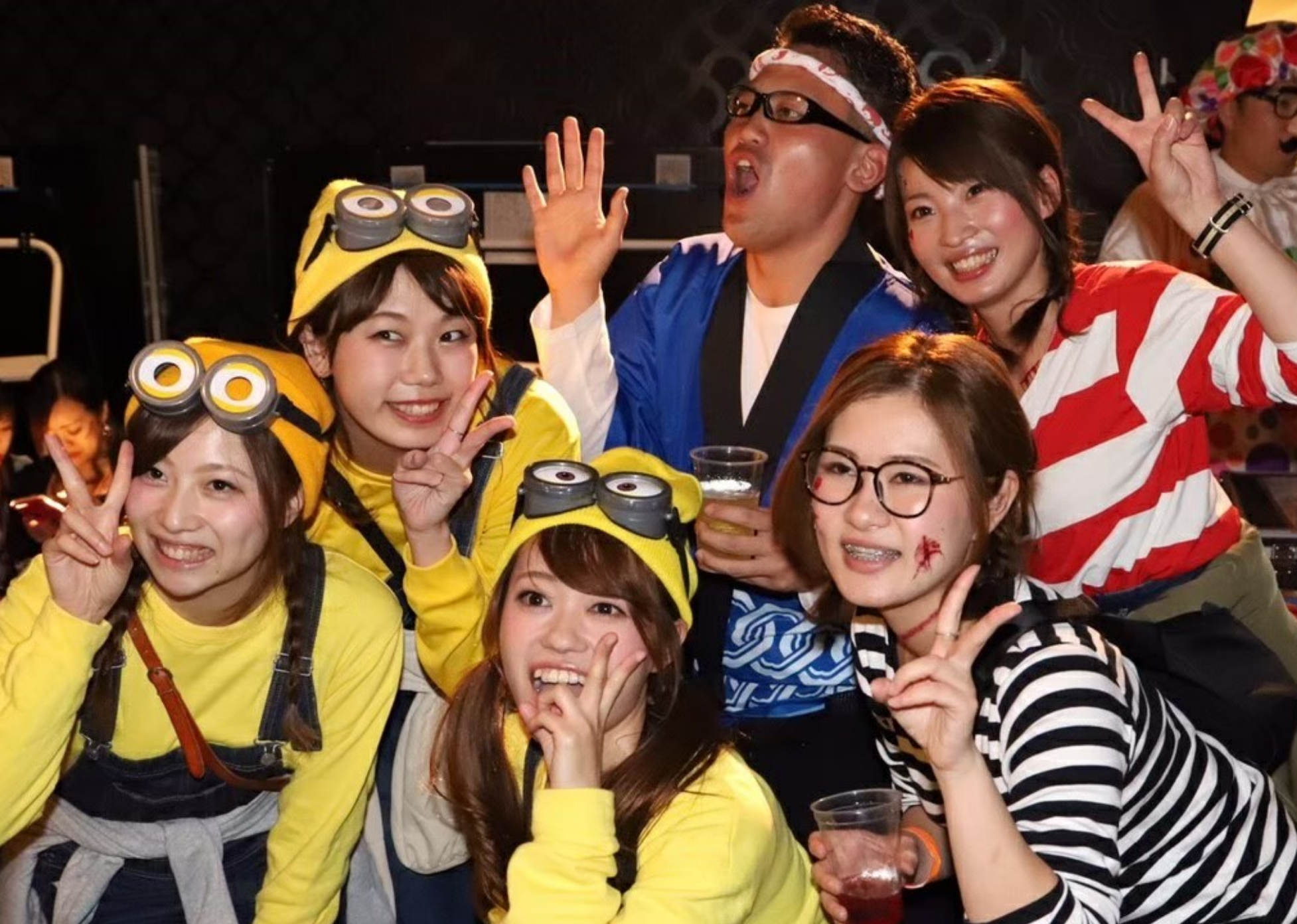 福岡クリスマスパーティーの数人の男女
