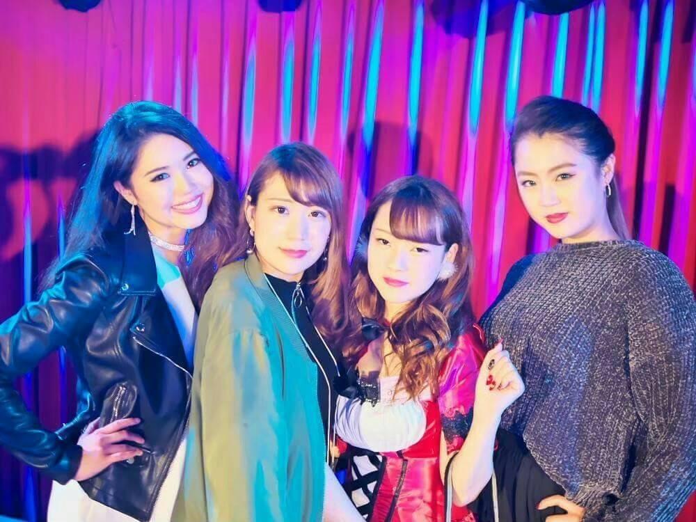 福岡BIGクリスマスパーティーの数人の男女