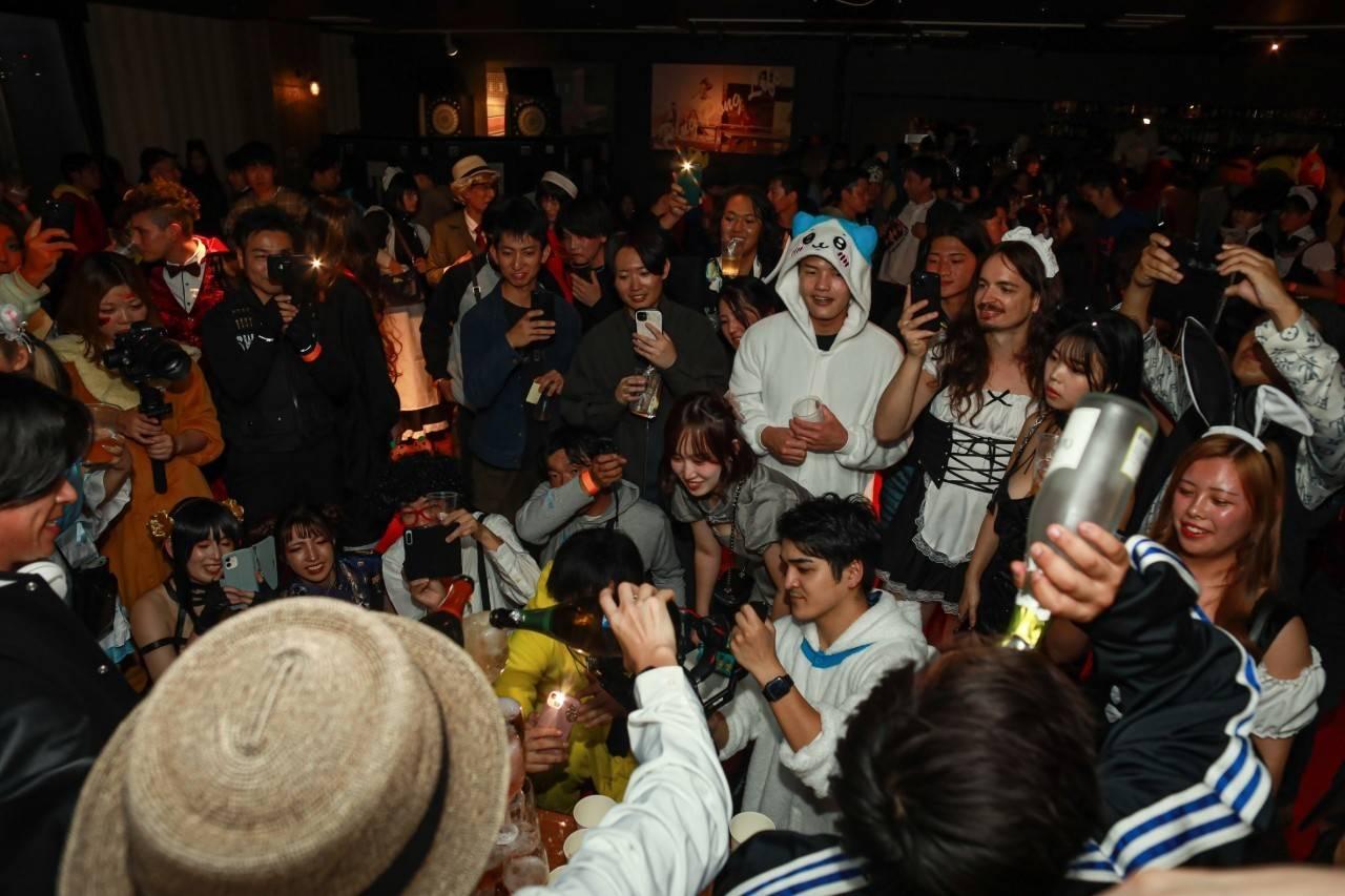 シャンパンを持つ福岡クリスマスパーティーの美男子