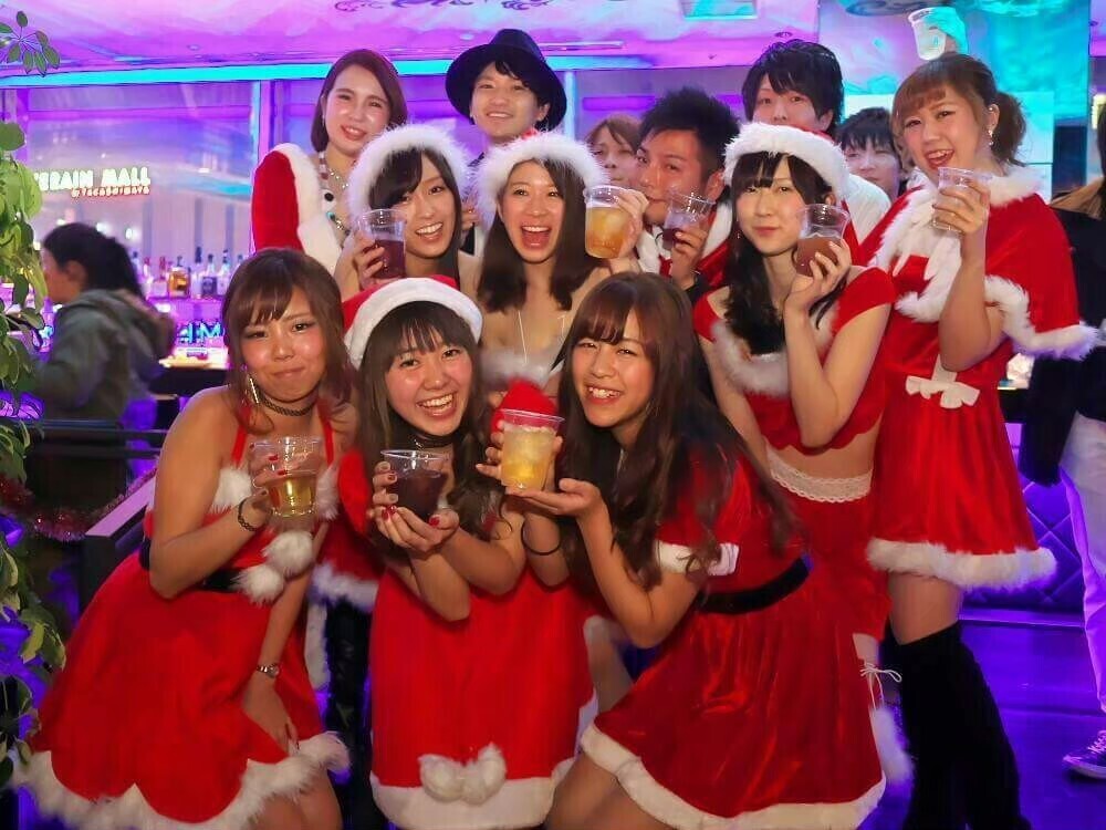福岡クリスマスパーティーの数人の男女
