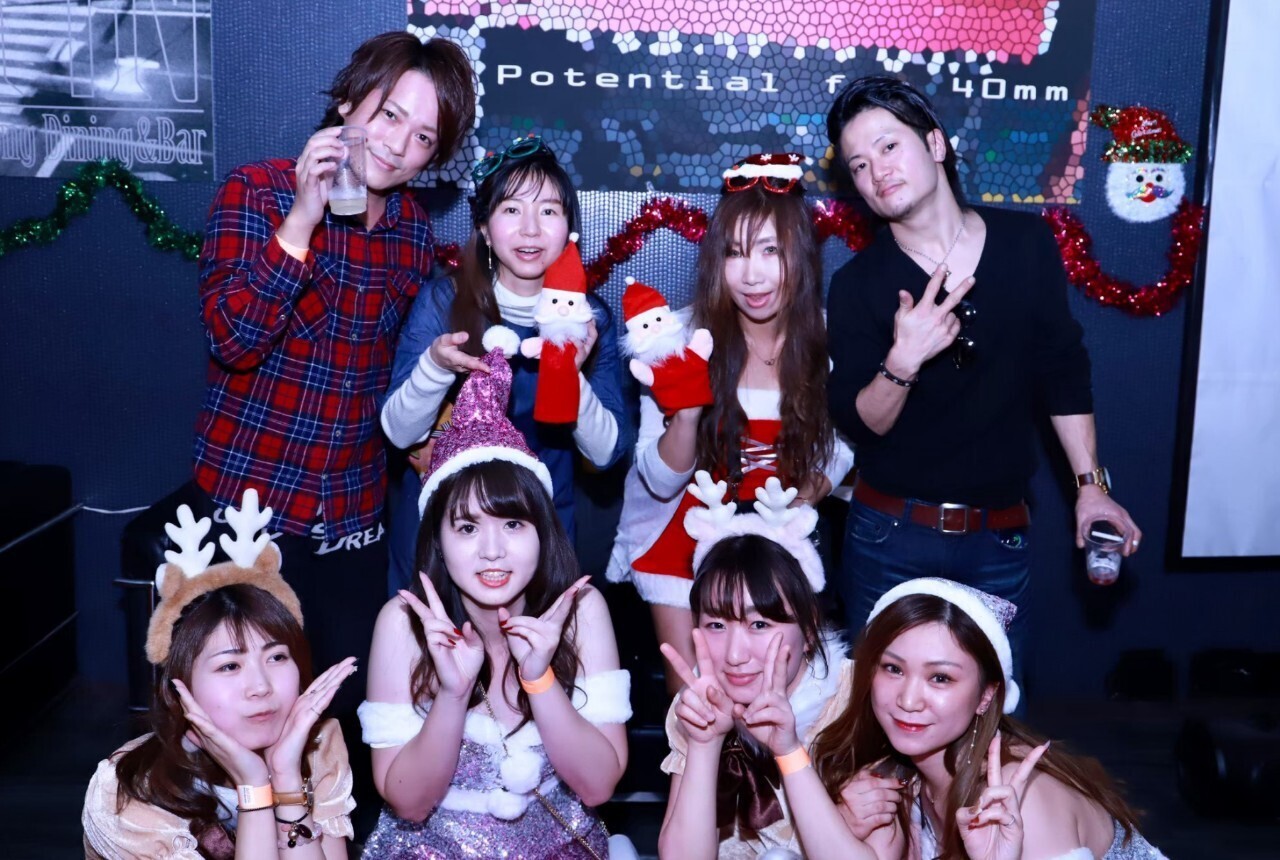 福岡クリスマスパーティーでわいわいする男女