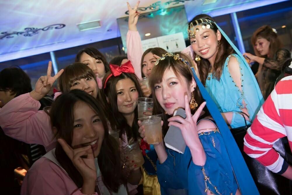 福岡のクリスマスパーティーの美女二人