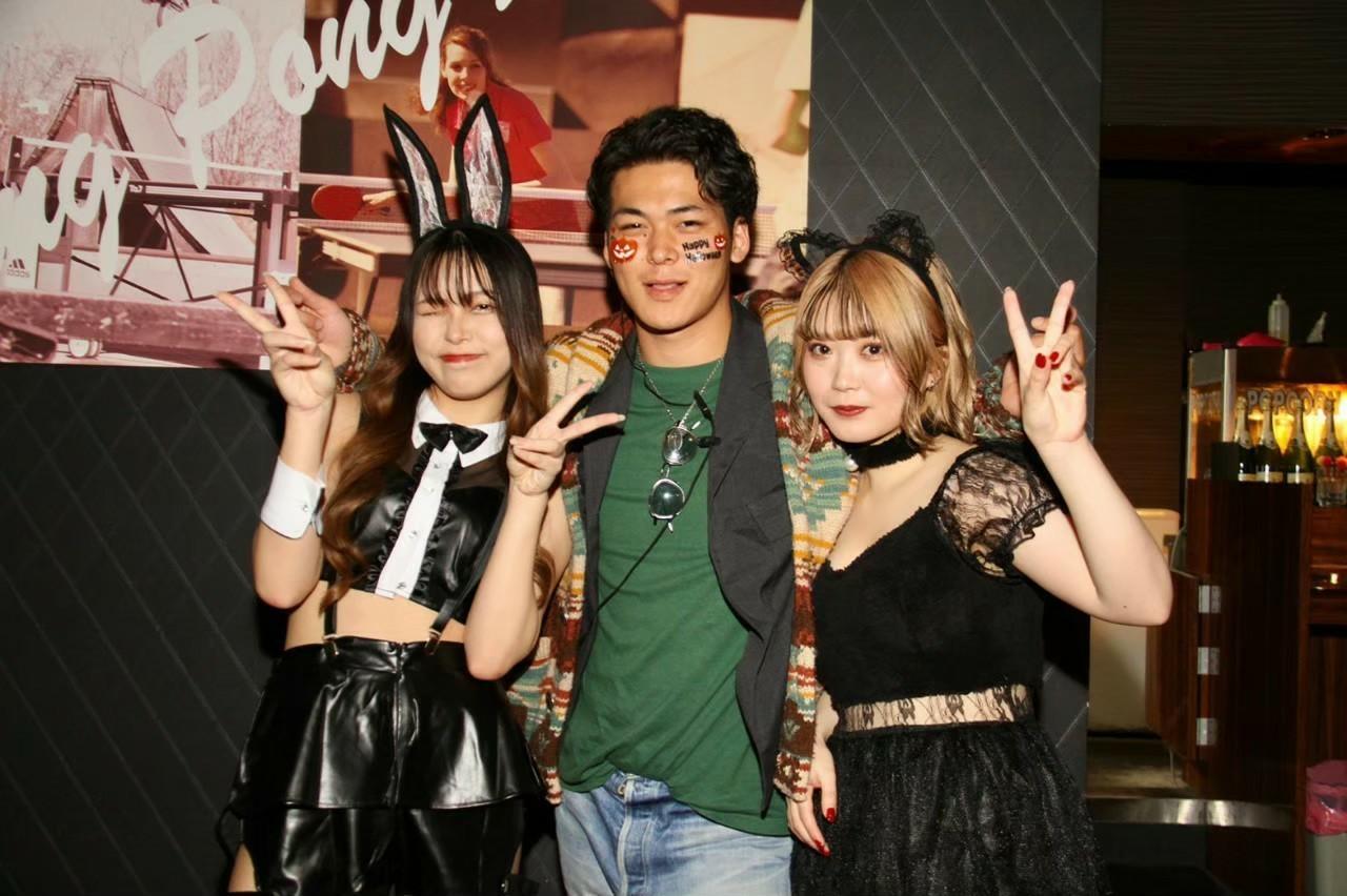 福岡BIGクリスマスパーティーの数人の男女