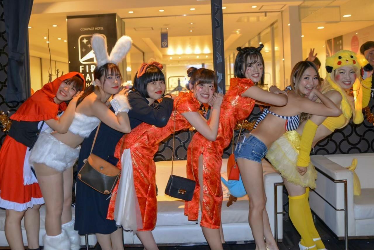 福岡クリスマスパーティーでわいわいする男女