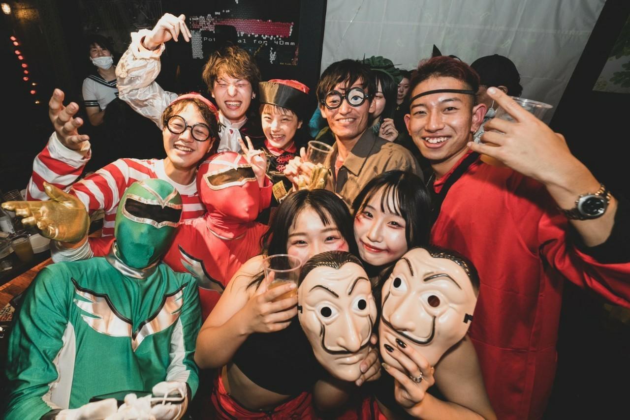 福岡BIGクリスマスパーティーの数人の男女
