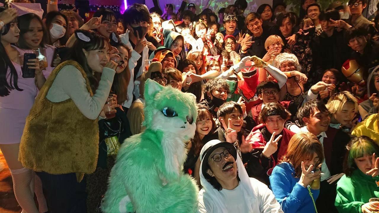 福岡BIGクリスマスパーティーの数人の男女