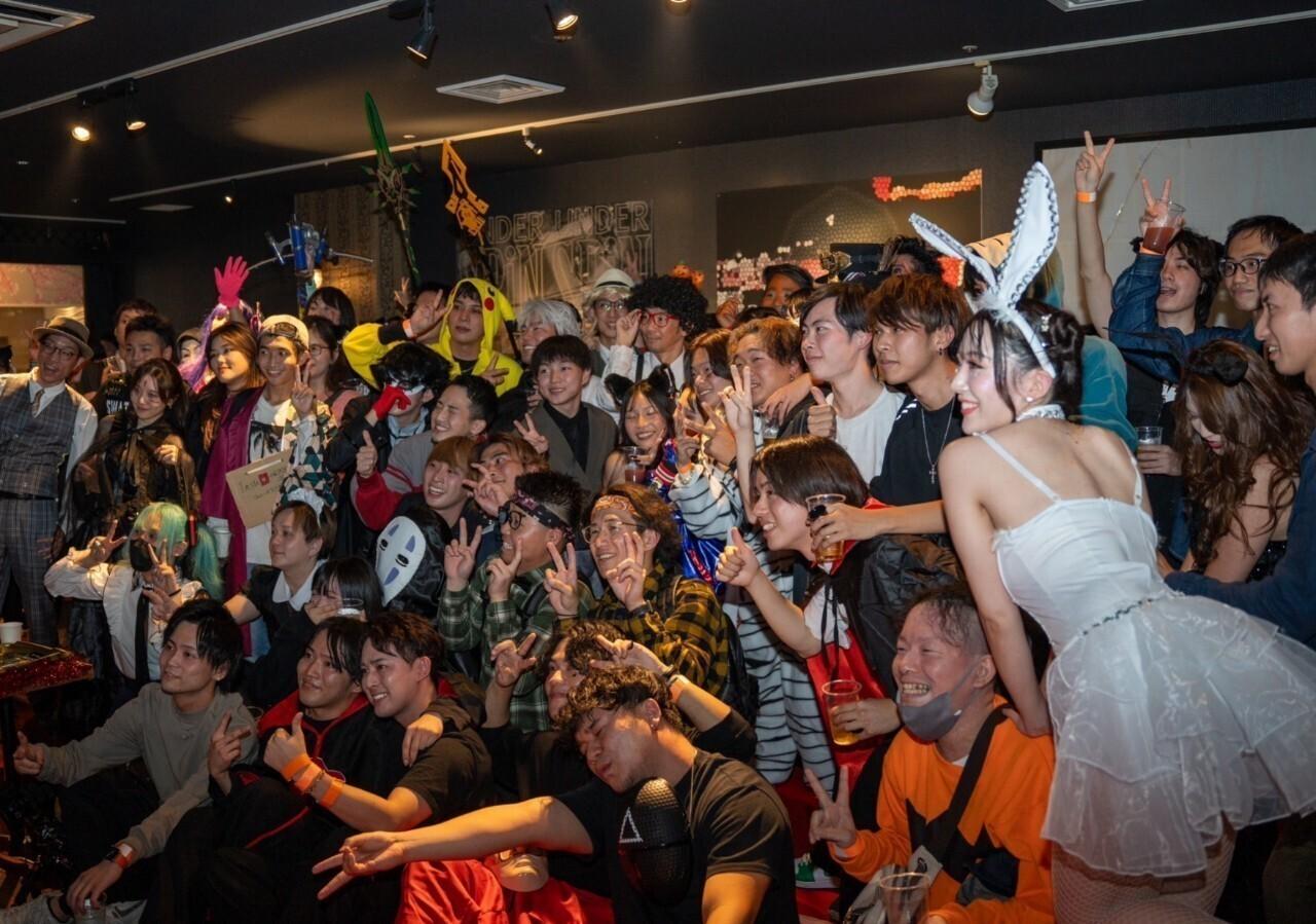 シャンパンを持つ福岡クリスマスパーティーの美男子
