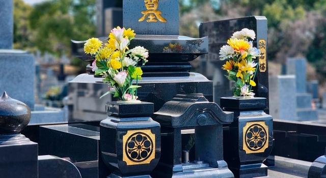 お墓と花