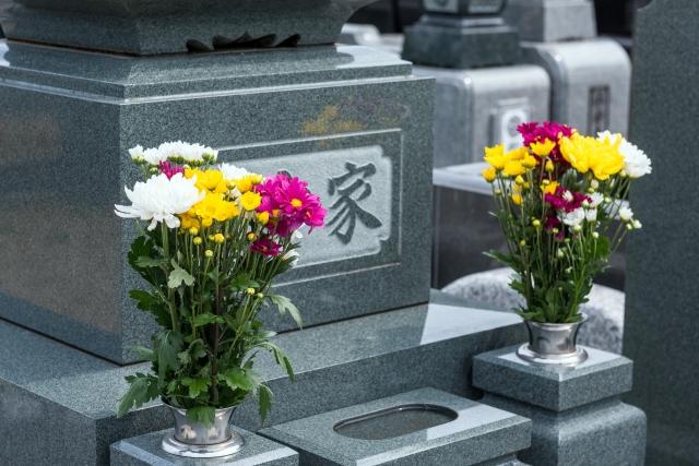 お墓と花