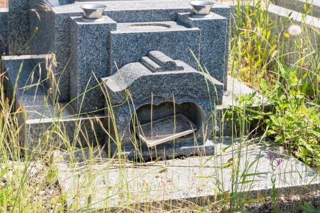 墓地周辺の清掃