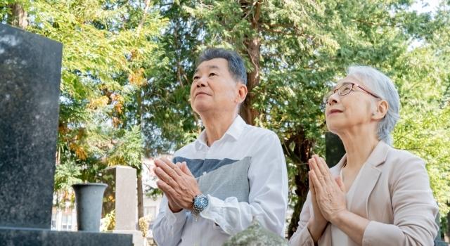 お参りをする老夫婦