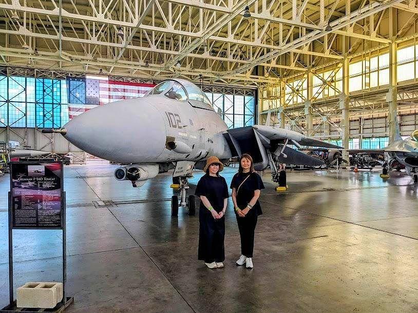 ハワイ旅行　姉妹旅行　仲良し姉妹　姉と妹　海外旅行　ハワイプライベートツアー　ハワイ日本人ガイド　真珠湾ツアー　パールハーバーツアー　航空博物館　F14　トムキャット　トップガン　マベリック　トム・クルーズ　女子旅　女性旅