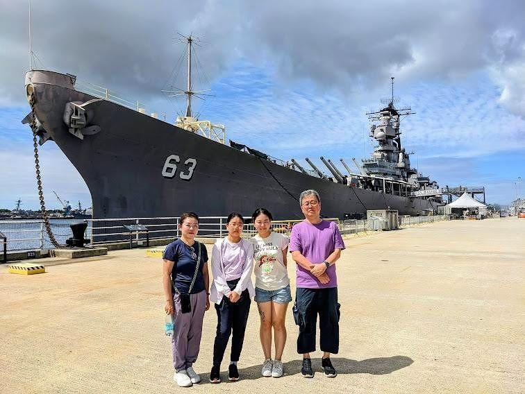 家族旅行　卒業旅行　パールハーバー航空博物館　戦闘機　F14 トムキャット　トップガン　マベリック　トムクルーズ　熟年夫婦旅行　年配御夫婦　パールハーバーツアーおすすめ　ハワイおすすめツアー　真珠湾ツアーおすすめ　おすすめツアー　超おすすめ　安心安全　クリスマスツリー　戦艦ミズーリ　ハワイツアー　現地オプショナルツアー　女性1人旅　熟年夫婦　熟年旅行　家族旅行　親孝行旅行　両親招待旅行　お父さん　お母さん　ファミリー　ハワイ　ハワイ旅行 真珠湾ツアー　パールハーバーツアー　仲良し旅行　同級生旅行　家族旅行　歴史好き