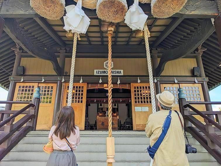 ハワイ旅行　ハワイ熟年夫婦旅行　ハワイ新婚旅行　ハワイ貸し切りツアー　チャーター　ハワイ個人旅行　歴史散策　布哇出雲大社　ハワイ出雲大社　御参り　しめ縄　賽銭箱　神社　仲良し夫婦　退職旅行　歴史好き