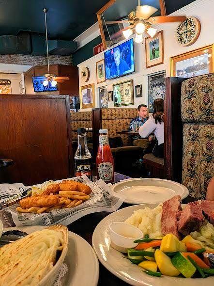 アイルランド料理　ビール　コンビーフ　フィッシュアンドチップスパブマーフィーズ　アイリッシュパブ　ホノルル港　ハワイ　ホノルルダウンタウン　歴史散策　フィッシュアンドチップス　パブ　ビール