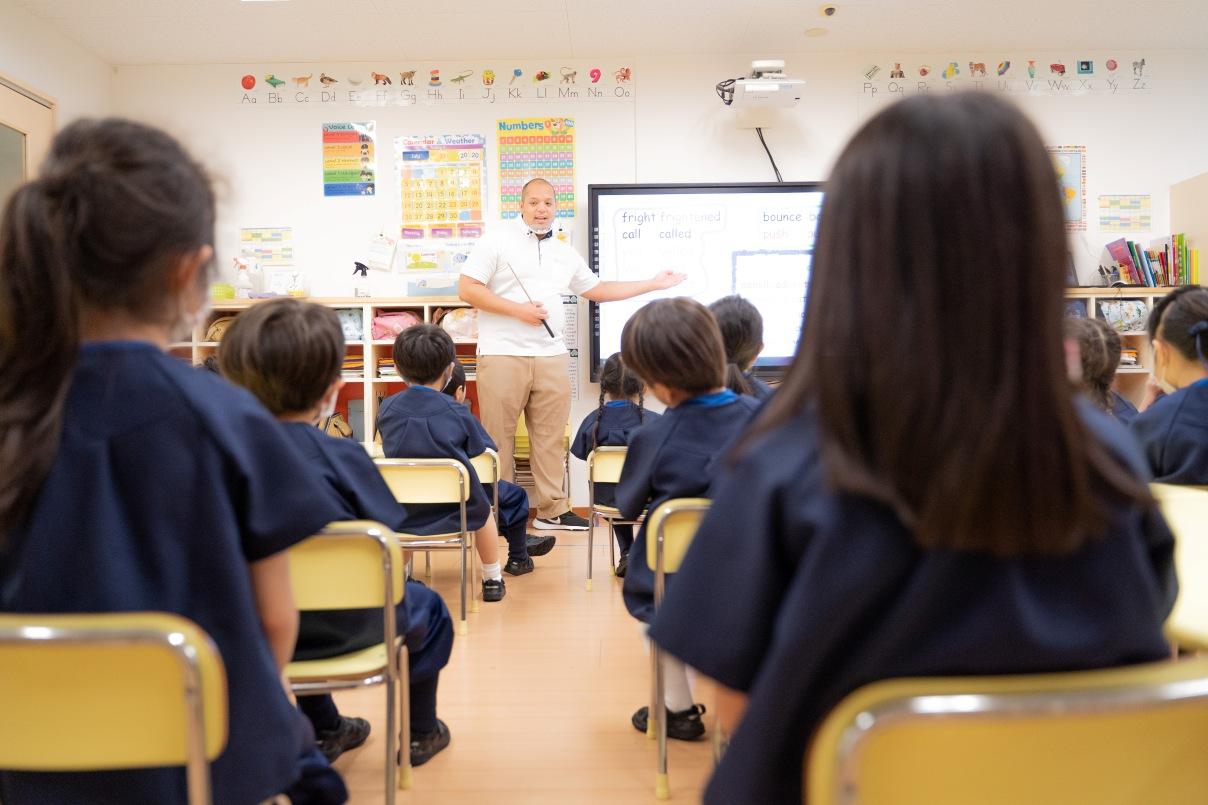 Kids Duo International teacher providing instruction to a class.