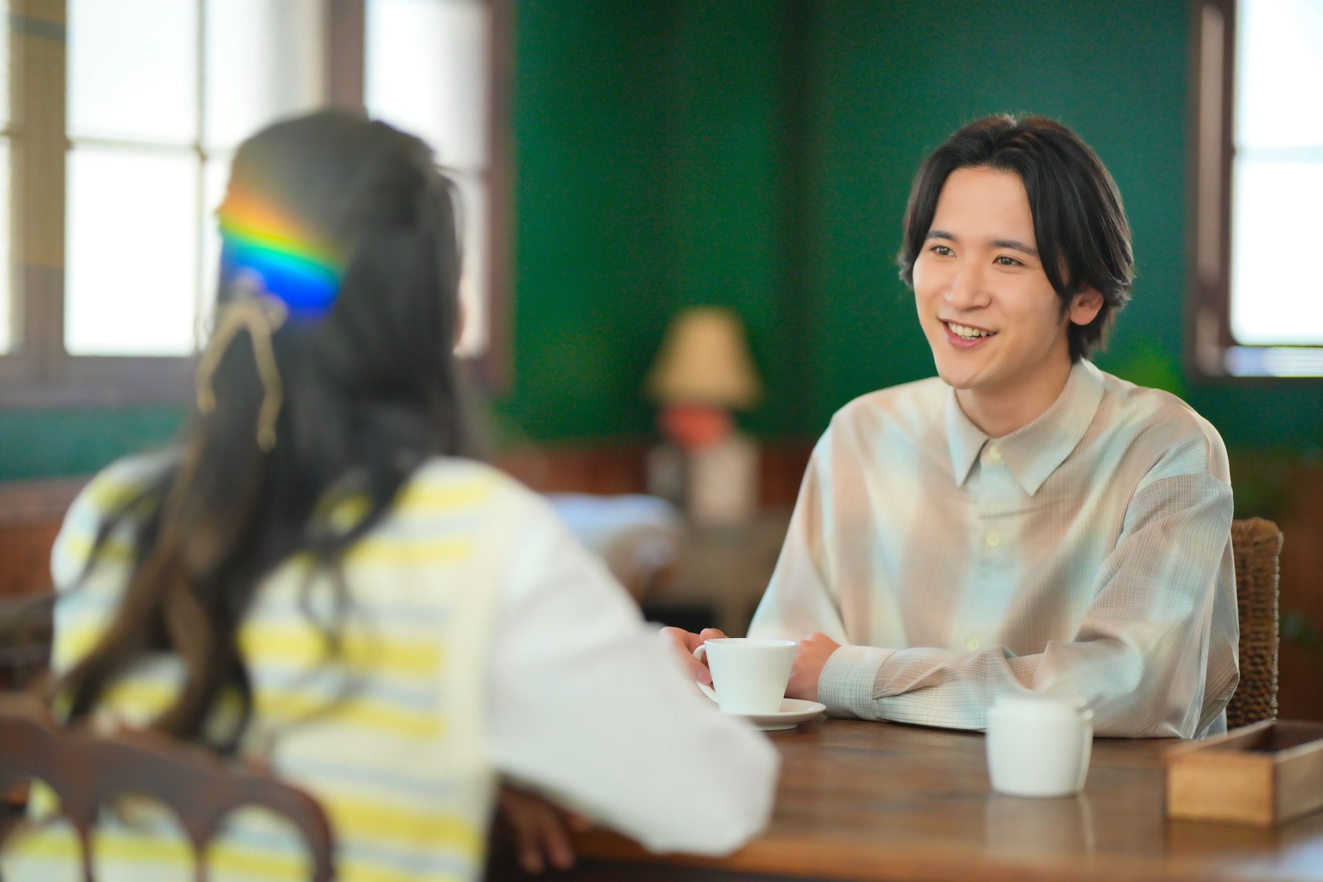 女性と楽しく会話する男性
