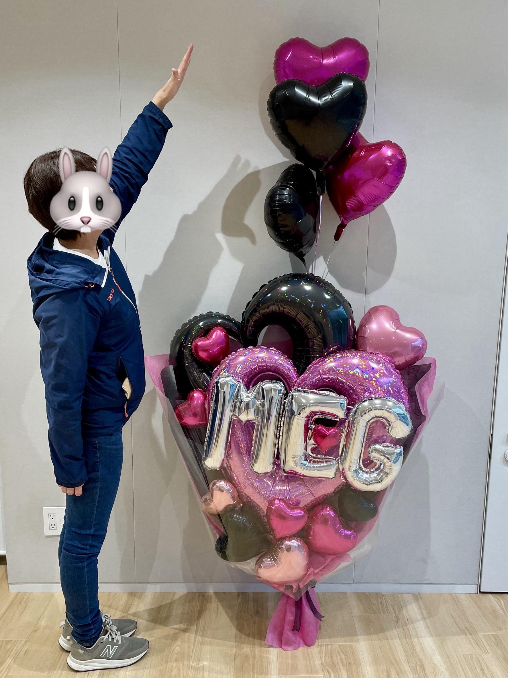 卒業式のお祝いバルーンブーケ(バルーン花束) 浮くバルーンも付けてボリューム超ビッグサイズでたっぷり!!ピンクと黒で派手目立つ