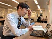 疲労を感じるビジネスマン