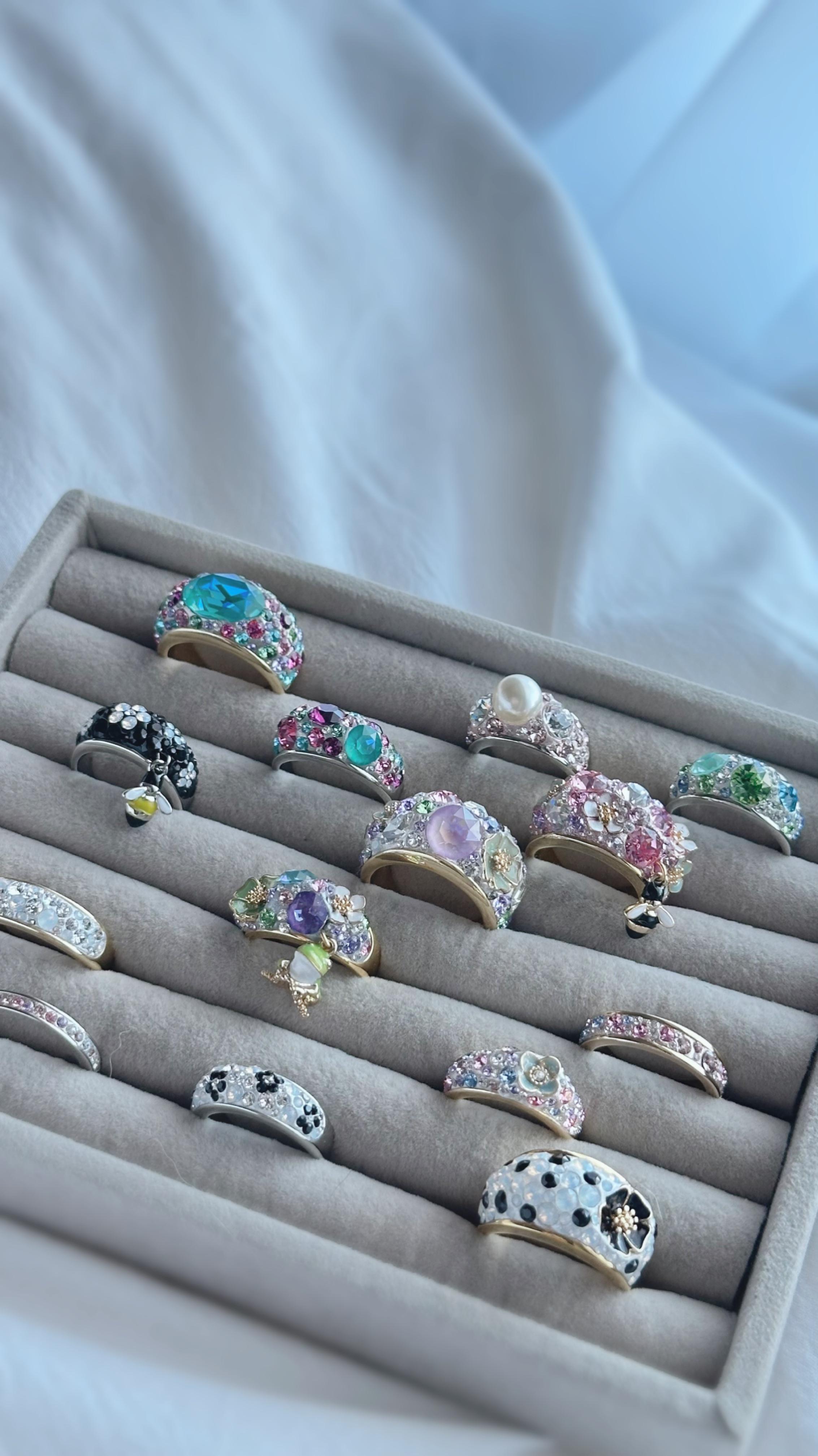 多彩なリングが並ぶ、アンジェリカのコレクションイメージ